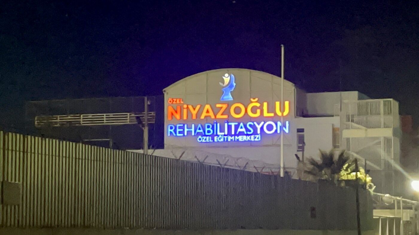 Bina Cephe Tabelası – Niyazoğlu Rehabilitasyon Merkezi