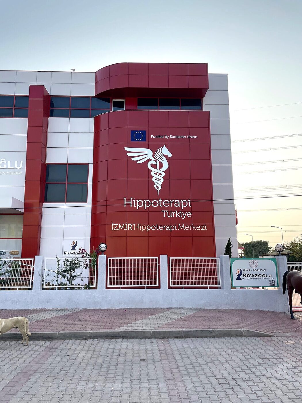 İzmir Hippoterapi Merkezi bina cephe tabelası - GCM Nova