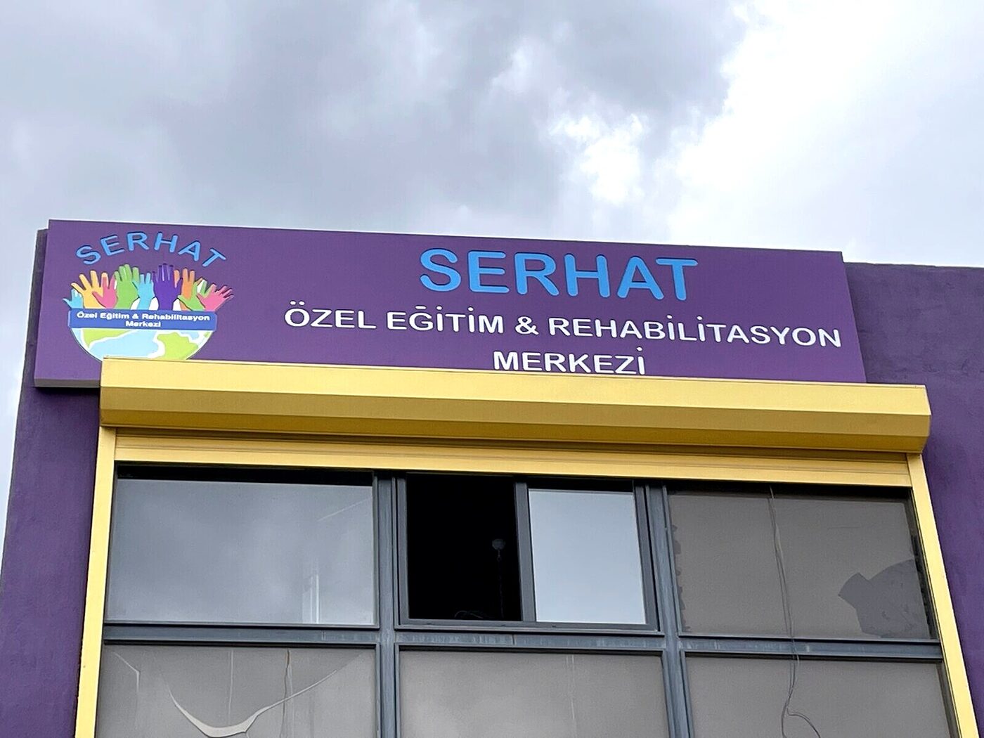 Serhat Özel Eğitim ve Rehabilitasyon Merkezi cephe tabela - GCM Nova